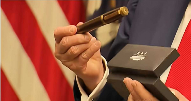 川普對鋼筆讚不絕口，笑問能否帶走，李在明隨即雙手奉上。