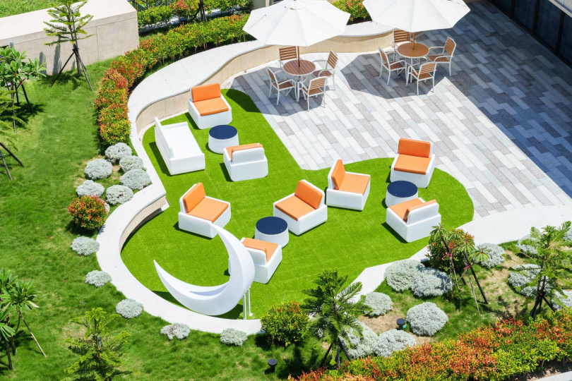 位於飯店1樓戶外裝置藝術「島日微光」，白天提供親子遊憩，晚上能欣賞獨特的光影藝術，亦提供預約派對包場。（圖片提供／福容）