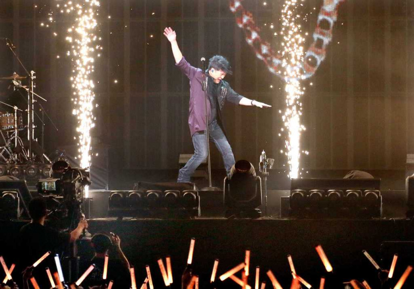 周華健今晚在演唱會上大展歌喉，一連演唱三十首金曲。（圖／中國時報范揚光攝）