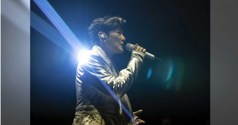 張信哲唱到〈我是真的愛你〉時情緒小失控。（圖／潮水音樂提供）