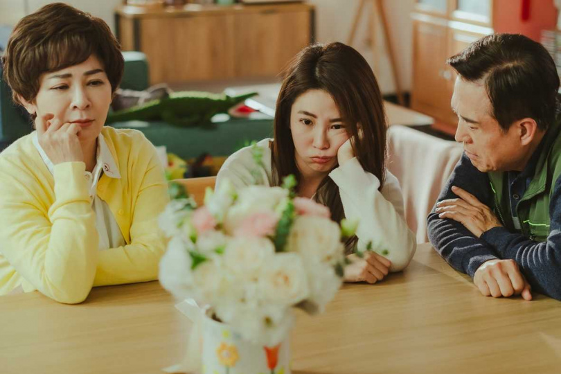 《完全省錢戀愛手冊》(左起)王彩樺、郭書瑤、檢場一家都是省錢達人。(圖/中視)