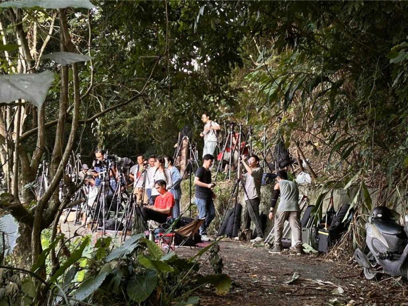 國慶焰火拍攝點之一「萬丹山」，視野僅15公尺寬，卻擠滿50多名攝影玩家。（圖／翁清雅提供）