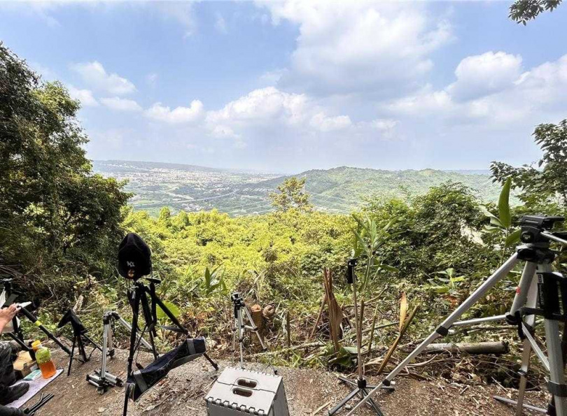 國慶焰火拍攝點之一「萬丹山」，可以帶入國道3號、南投市地景。（圖／翁清雅提供）