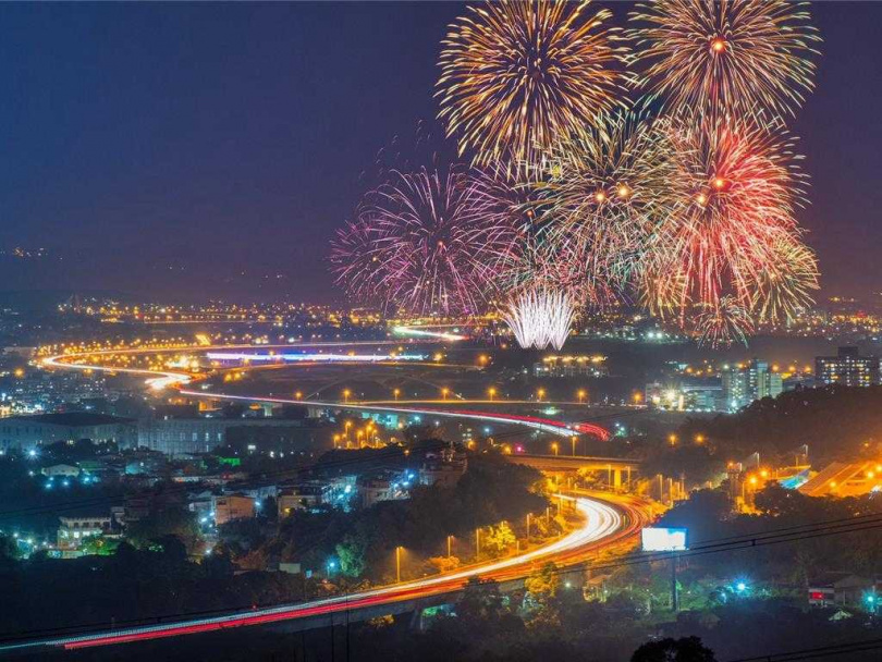 南投縣建縣70多年來，首度承辦國家焰火，焰火試放後，以拍攝點萬丹山最受青睞。（圖／南投縣政府提供）