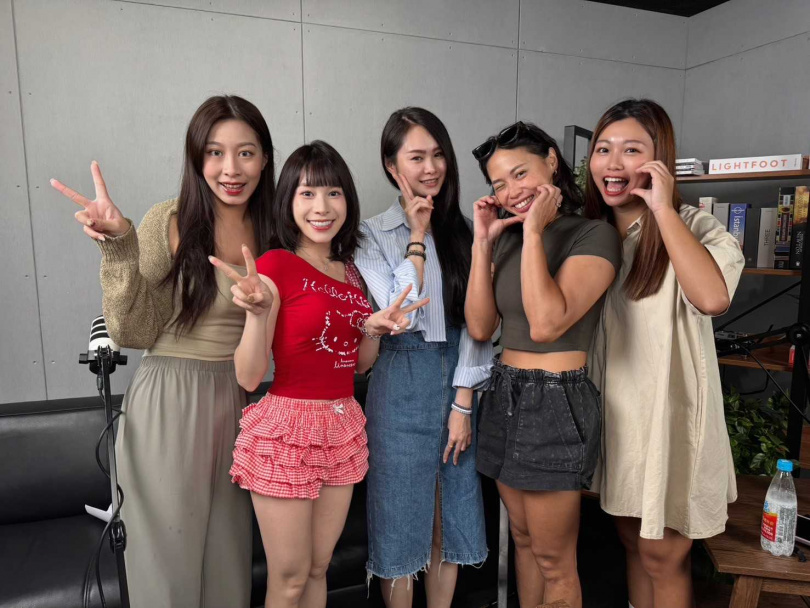 芯與森光臨「歡迎光靈慢慢聊」PODCAST節目（左至右：凱利、油米、芯、森、伶伶）