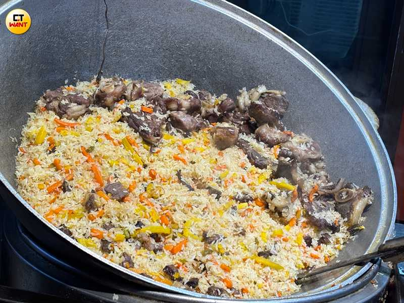 手抓飯在過去以手指取食，故名「手抓」。主要用紅蘿蔔、洋蔥、羊肉與大米，以羊油燜煮而成。（圖╱王若攝）