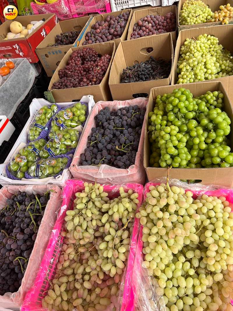新疆有十多個品種的葡萄,都是汁多味甜、價格實惠。(圖╱王若攝)