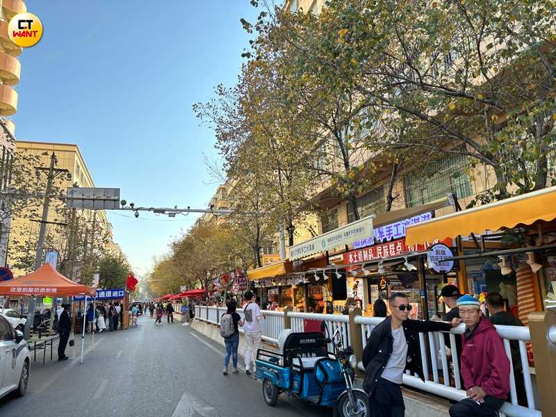 藏身於老城區的和田二街，是當地居民日常生活的中心，街道兩旁擠滿了各式各樣的小吃攤和餐館。（圖╱王若攝）