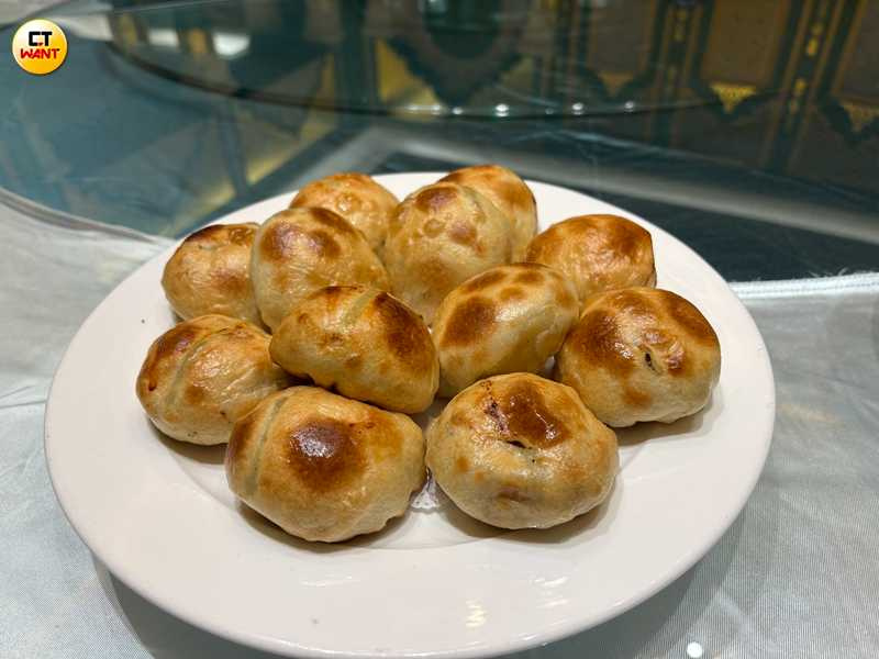 烤包子是遊牧民族的「便當」。用薄麵皮包入羊肉丁、洋蔥和孜然等餡料，貼在饢坑內壁烤熟而成。（圖╱王若攝）