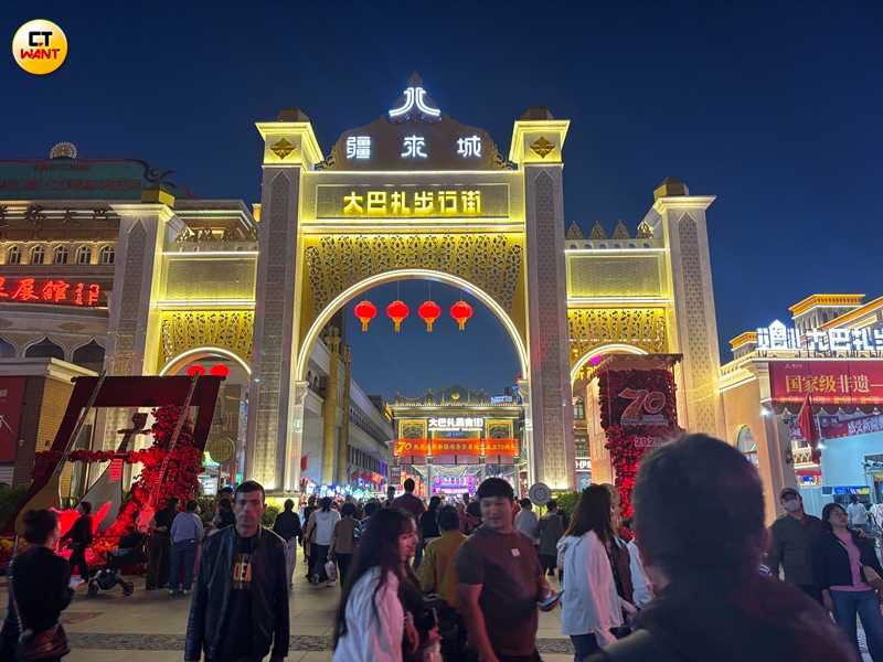 國際大巴札後方有條770公尺長的步行街，是中國十大步行街之一。（圖╱王若攝）