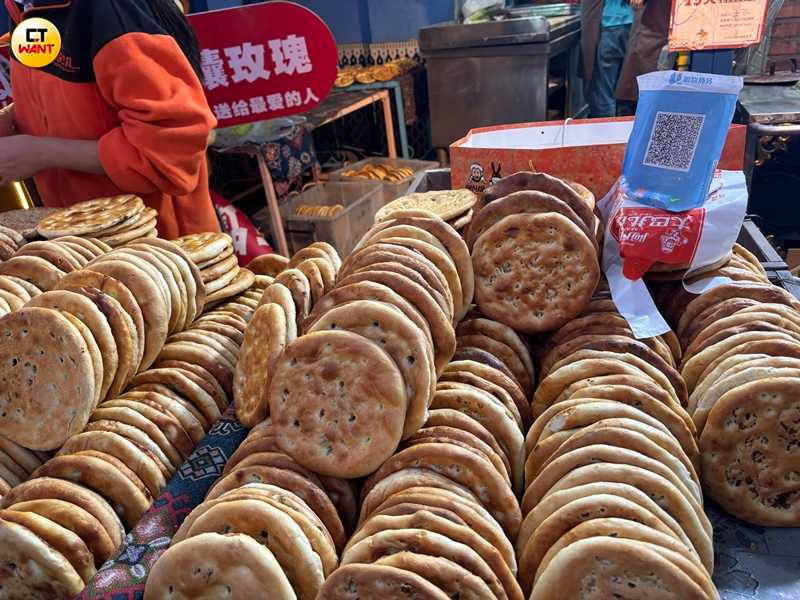 饢是新疆的主食之魂，由小麥粉發酵後在饢坑中烤製，是古時絲路商旅的必備乾糧。（圖╱王若攝）