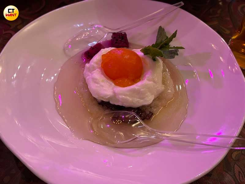 酸奶粽子是將糯米粽剝開，澆上濃稠的自製酸奶或果醬，是夏日消暑甜品。（圖╱王若攝）