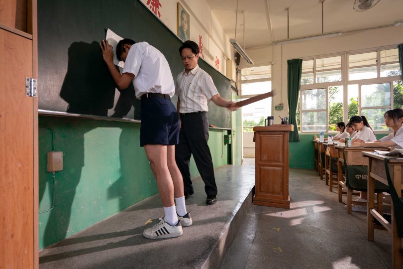 片中鄭有傑體罰陳玄力上演「打屁股」，但陳玄力表示並不痛。（圖／百景映畫提供）