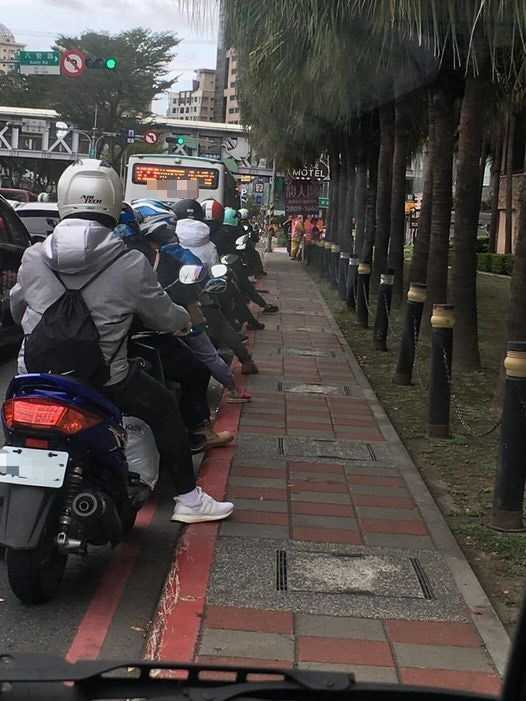 網友發現路上騎士停紅燈同樣一習慣。(圖/翻攝Threads/@fan.06_asr.ds)