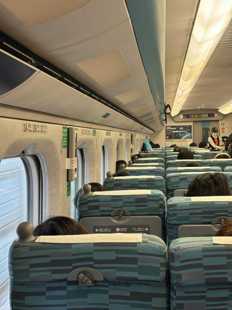 高鐵靠窗座位大家一致把頭靠窗上。(圖/翻攝Threads/@fan.06_asr.ds)