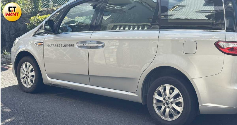 台北市地政局土地開發總隊前往金石山莊,丈量籃球場和游泳池的佔用土地面積。(圖/翁靖祐)