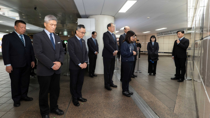 臺北市副市長林奕華及臺北捷運公司董事長趙紹廉今天(13日)率相關主管參與揭示儀式,表達對余家昶先生最深的敬意與懷念。(圖/北捷提供)