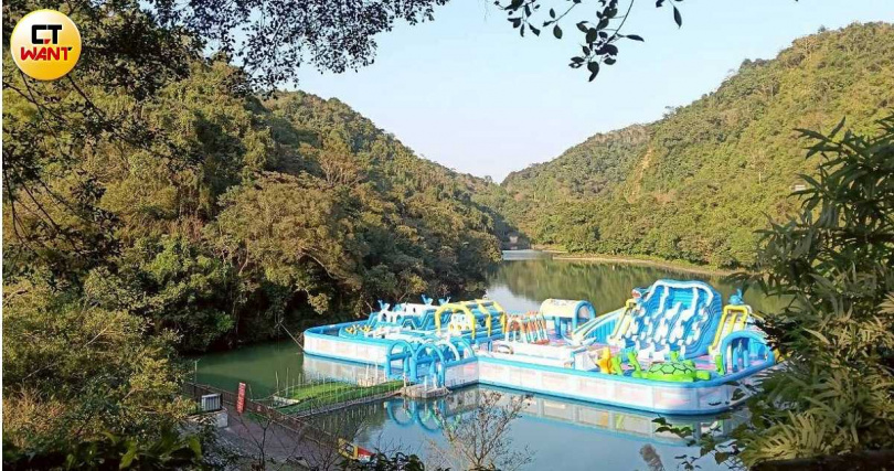 「長埤湖風景區」2026年有了新遊具加入,讓欣賞湖景之外也能有運動新體驗,春節走春不妨來逛逛。(圖/顏瑋辰攝)