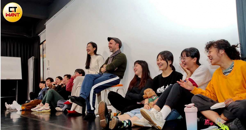 培訓過程中，3人一組即興演出，也得時時注意台下觀眾反應，而創辦人Luc也會即時給出反饋。（圖／周志龍攝）