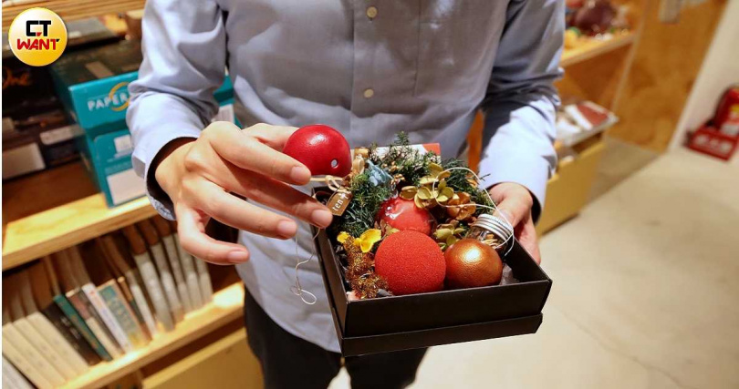 小小的紅鼻子面具被視為「世上最小面具」，象徵著純真與歡樂，彷彿只要戴上紅鼻子，所有一切的愚蠢都可以被接納、被允許。（圖／周志龍攝）