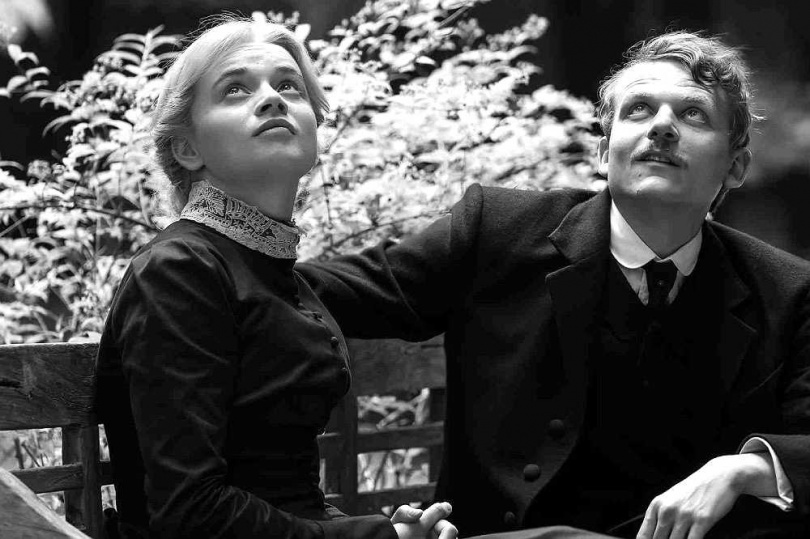 露娜維德勒在新片《你是不會當樹嗎》中打破性別歧視、如願成為德國首位大學女生。（圖／海鵬提供）