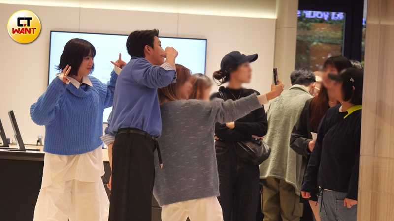 江宏傑和木木默契十足，不到2小時時間就結束拍攝工作，大夥還合影留念。（圖／本刊攝影組）