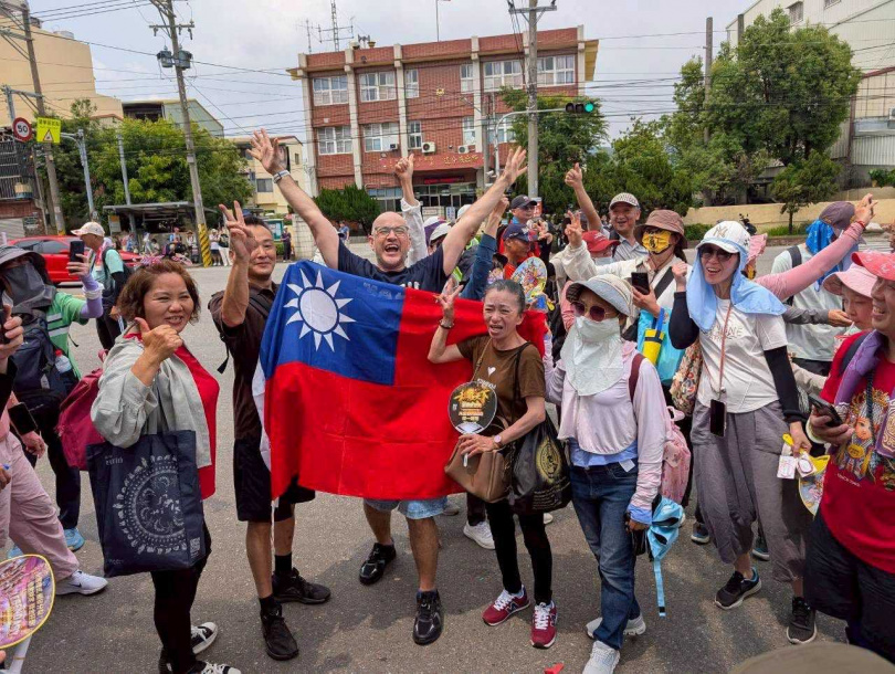 吳鳳沿路上與粉絲合照。（圖／翻攝臉書／吳鳳）
