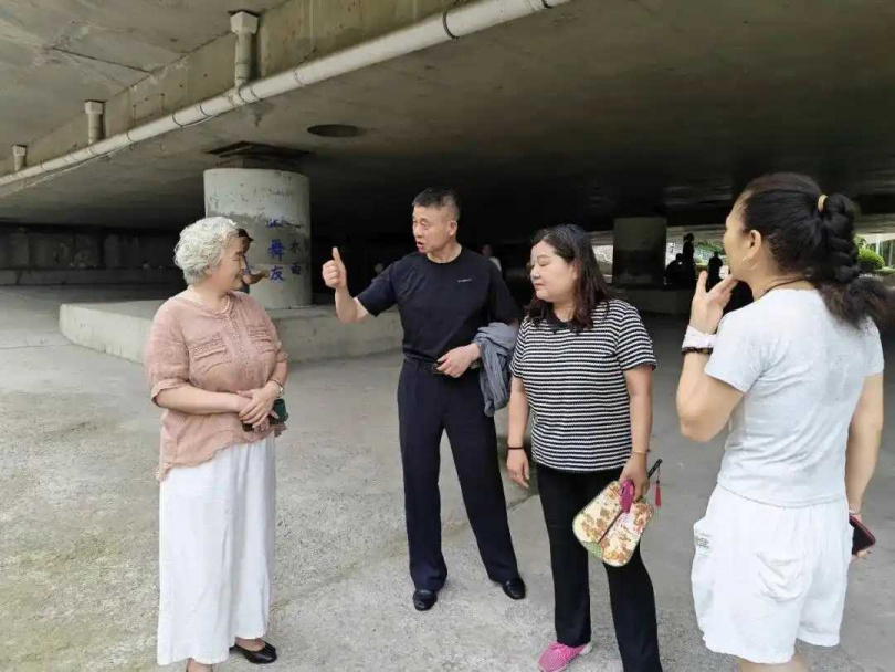 劉德芳原以為落水的是孩童,游近才發現是一名成年男子,仍咬牙撐到最後,在熱心民眾協助下完成救援。
