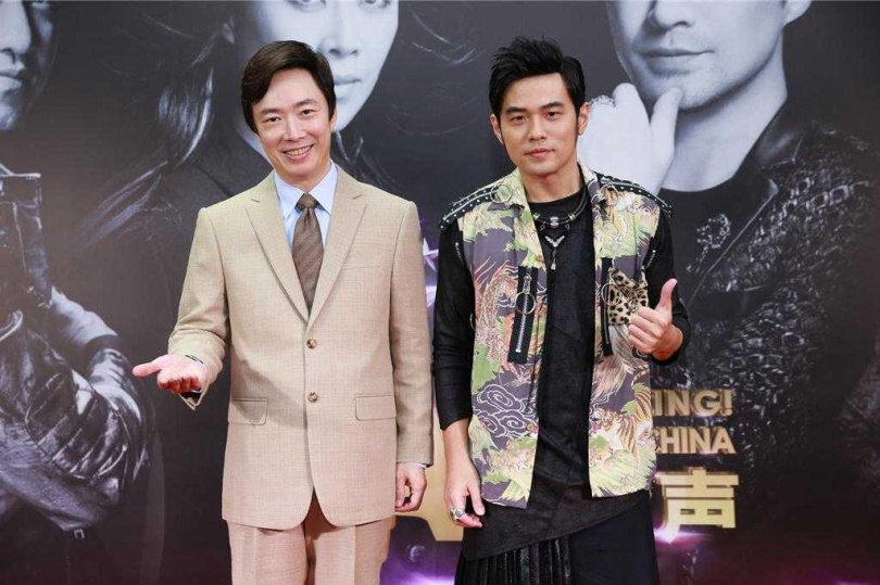 周杰倫(右)因為媽媽喜歡費玉清,而打造了合唱曲〈千里之外〉。(圖/資料照片)