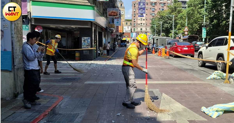 環保局清潔人員在現場清理碎裂磁磚。(圖/李俊賢攝)