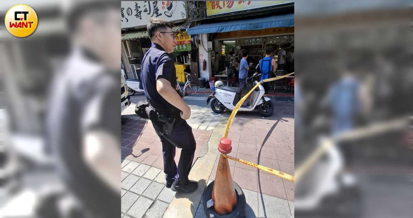 建成派出所陳姓警員當時來處理物流車被波及的事故,險些遭大面積的磁磚雨砸中。(圖/李俊賢攝)
