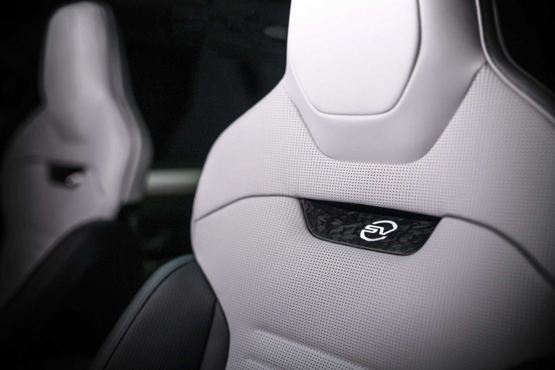 頂級沉浸式體感前座椅導入 Body and Soul Seat （BASS）技術，透過前座乘員背部的感應器產生高傳真聲訊振動，串聯 Meridian Signature旗艦級數位化音響系統。（圖／JLR Taiwan提供）