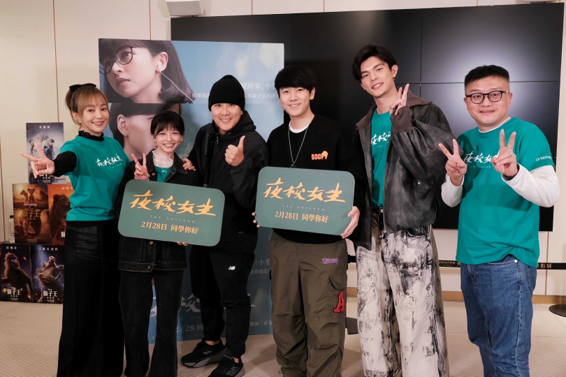 王仁甫與兒子YAYA驚喜探班，讓季芹（左一）又驚又喜。（圖／興揚電影提供）