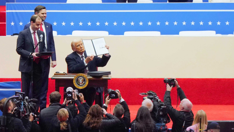 美國總統2025年1月重返白宮，上任首日即廢除拜登任期內78項行政命令，還退出巴黎氣候協定、世界衛生組織等。（圖／新華社）