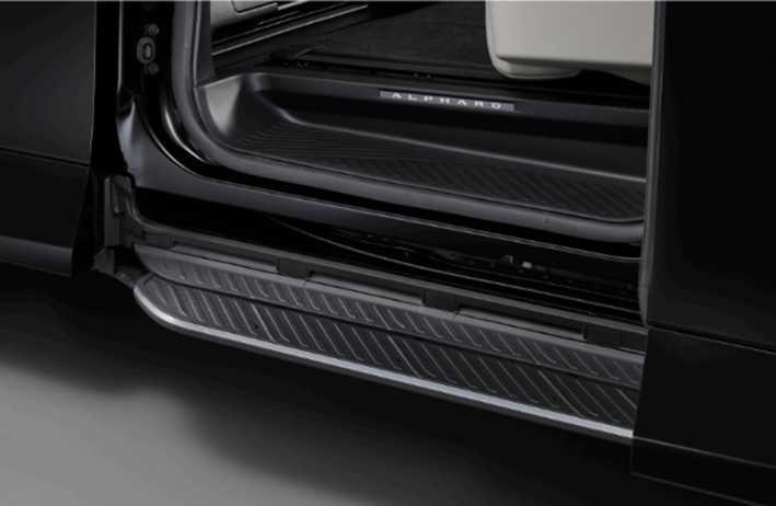 Alphard全車型搭載「迎賓延伸連動車側踏板」，車門開啟時踏板將自動延展。（圖／和泰車提供）