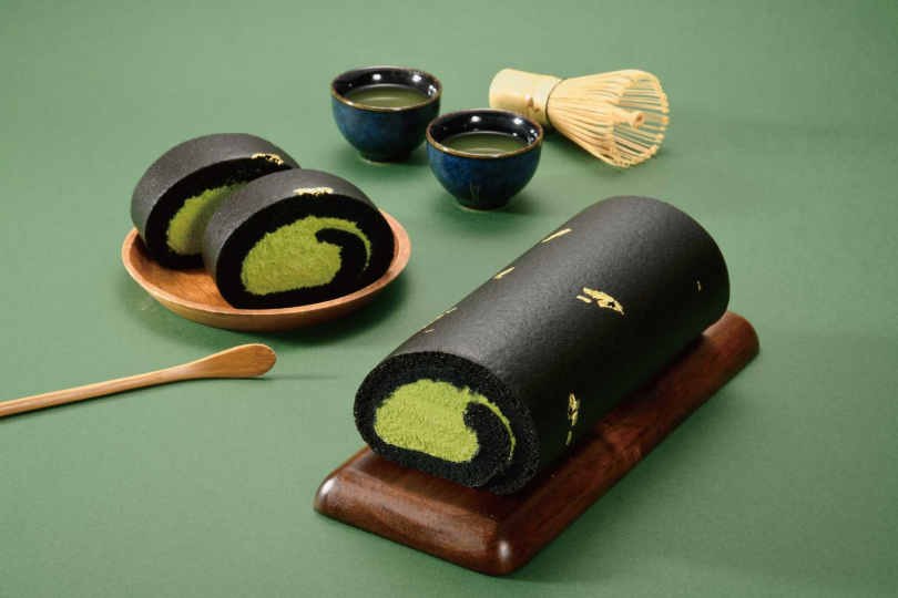 點綴金箔的「黑金宇治抹茶生乳捲」呈現內斂卻隆重的視覺亮點，調和了一番茶宇治抹茶與招牌北海道奶霜，具有濃郁回甘茶香。（660元，圖／亞尼克提供）