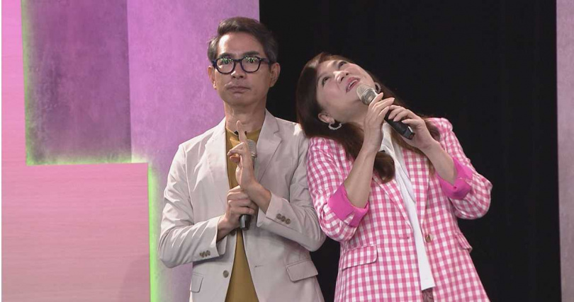 謝其文（左）與楊潔玫（右）在節目中示範情境劇。（圖／中天提供）