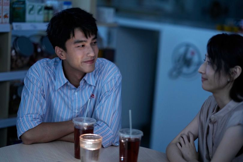 《童話故事下集》柯佳嬿遇上陽光暖男藥師曾敬驊，忍不住心動。（圖／Netflix提供）