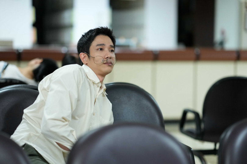 劉以豪在《童話故事下集》拋下偶包，演活呆萌媽寶老公。（圖／Netflix提供）