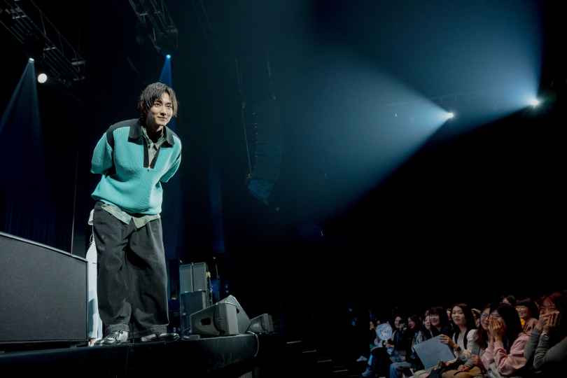 聽到粉絲驚嘆「本尊臉太小」，駒木根葵汰立刻走到舞台邊緣拉近距離。（圖／華貴娛樂提供）