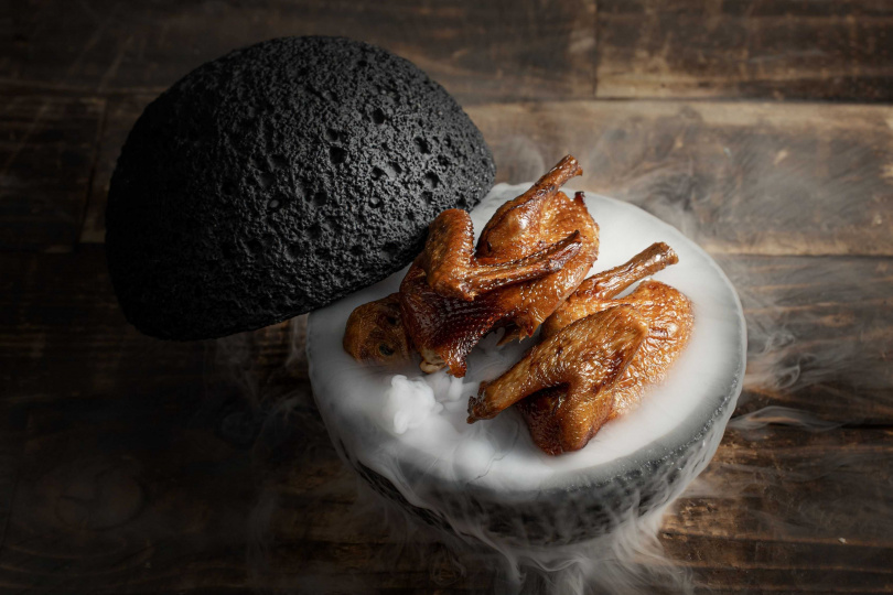 「彩鴿送福-煙燻乳鴿」上桌前會以糖與茶葉煙燻，賦予層次豐富的茶香與甘甜煙燻風味。（1,500元，圖／台南大員皇冠假日酒店提供）