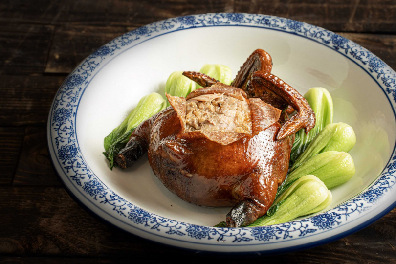 「豐盈滿堂-脆皮糯米雞」。（2,000元，圖／台南大員皇冠假日酒店提供）