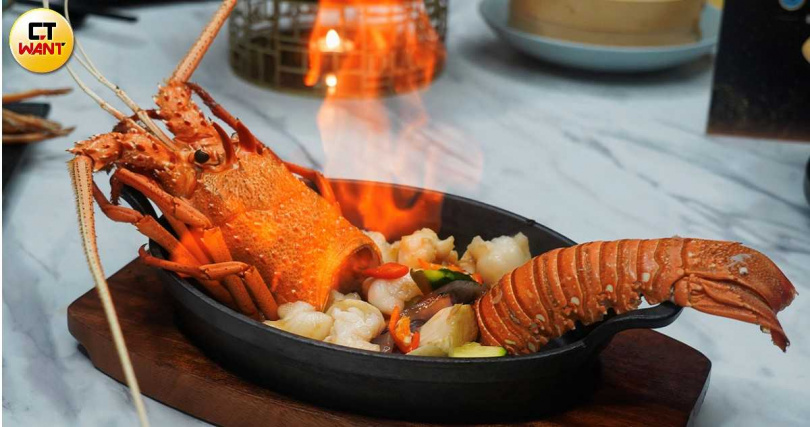 享鴨的「橙酒生爆龍蝦球」會在桌邊點火營造強烈視覺效果。（圖／魏妤靜攝）