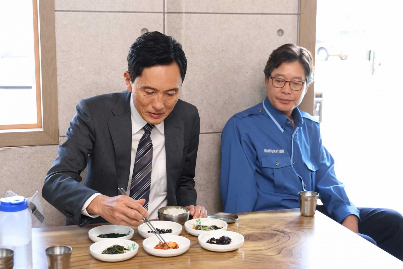 松重豐（左）與劉宰明有精彩爆笑的餐桌對手戲。（圖／采昌國際多媒體提供）