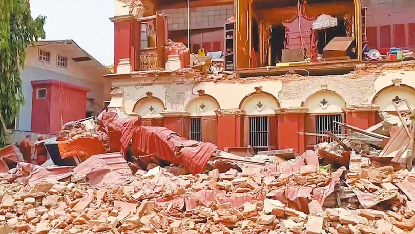 緬甸28日發生芮氏規模8.2地震後，位於瓦城的1座寺廟因強震而倒塌。（圖／路透）