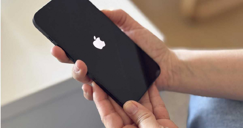 川普政府「對等關稅」雖然導致蘋果股價暴跌，不過全美各地果粉擔心iPhone未來價格水漲船高，爆發「恐慌性搶購潮」。（圖／達志／美聯社）