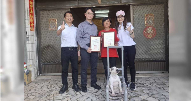 嘉縣遭棄車禍身攤牛頭㹴「小美」獲重生，縣府頒發感謝狀致謝阿娥姐及嘉大團隊。（圖／嘉縣府提供）