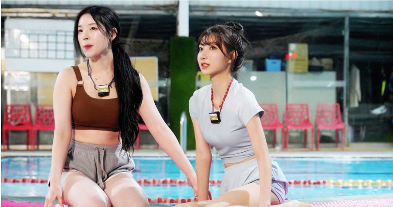 趙娟週（左）與一粒（右）PK「水上搶襪大賽」。（圖／東森超視提供）
