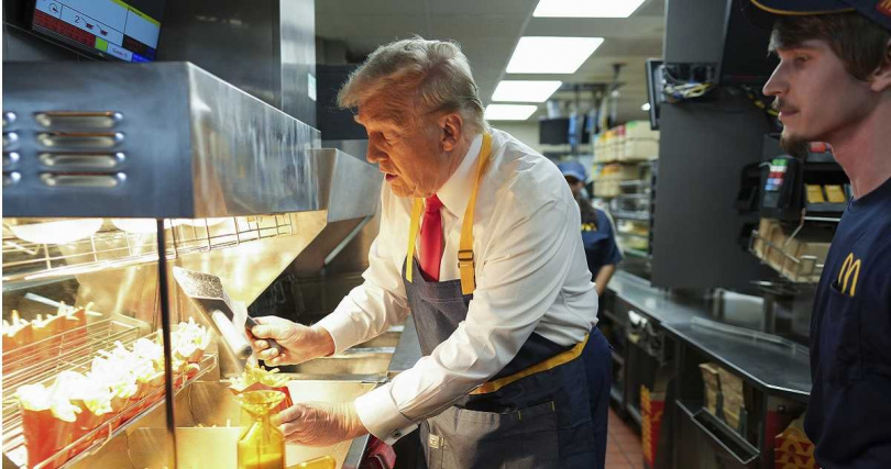 川普曾當過一日麥當勞員工。(圖/達志/美聯社)