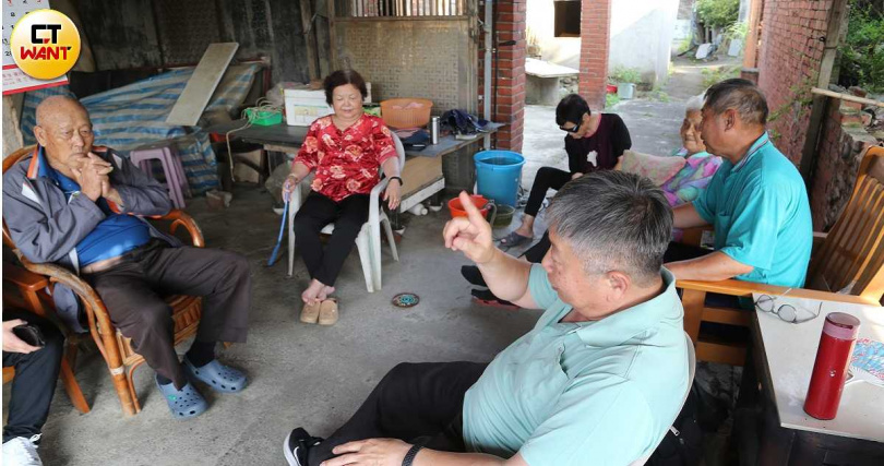 桃園航空城拆遷問題重重，街坊鄰居經常聚在當地土地公廟內討論房子重建進度，物價飛漲與政策波折搞得住戶個個神色凝重。（圖／黃鵬杰攝）